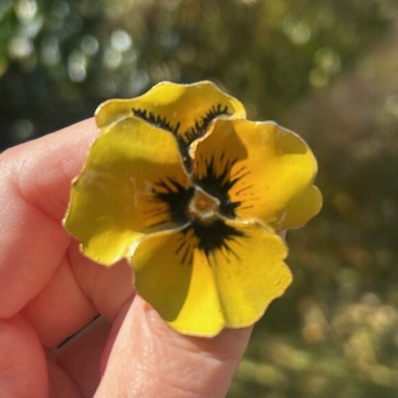 PANSY Flower Yellow Enamel 3-D BROOCH - Picture 2 of 6